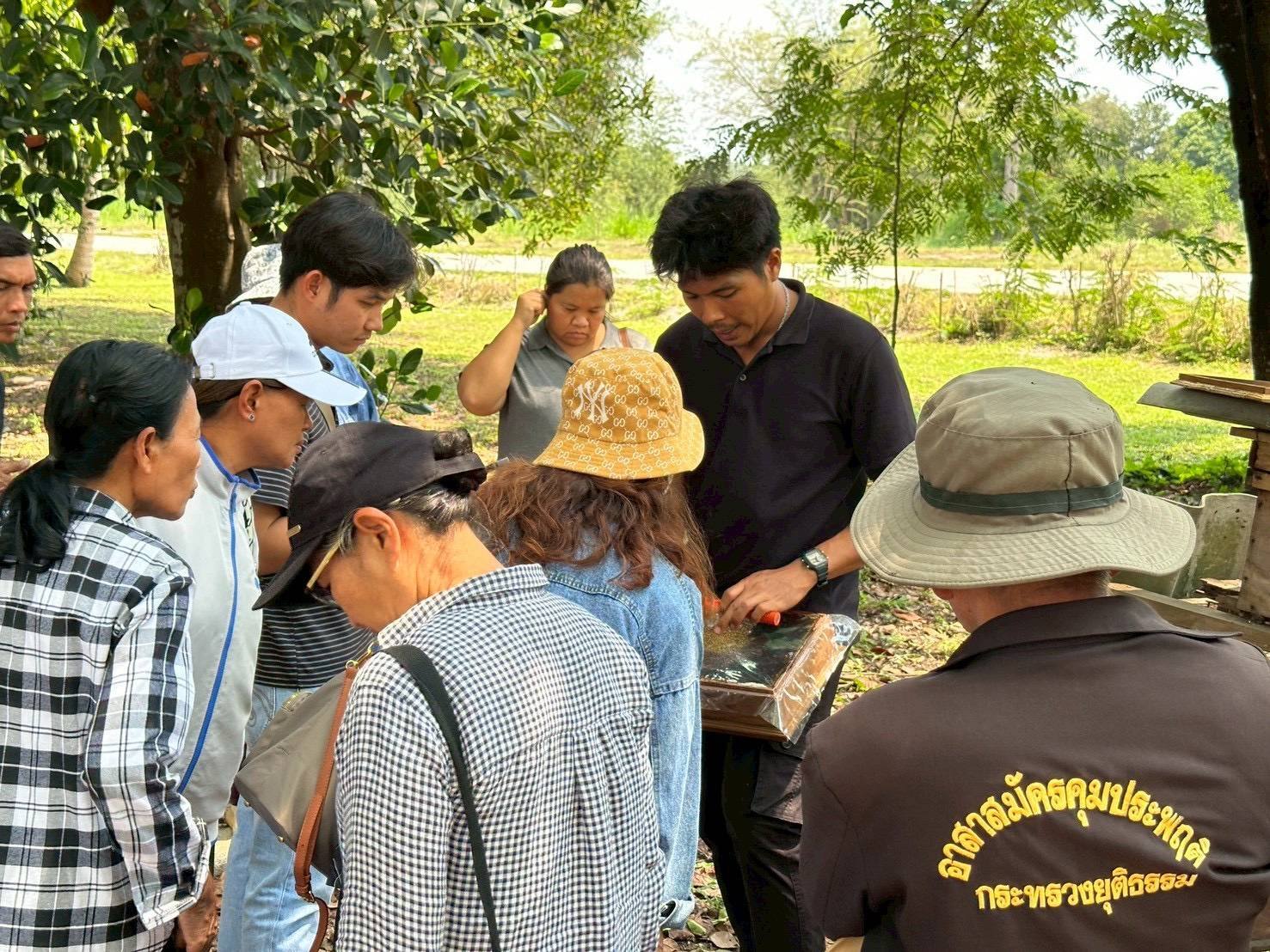 title - ส.ป.ก.พระนครศรีอยุธยา จัดการศึกษาดูงานโครงการที่ดินพระราชทานจังหวัดพระนครศรีอยุธยา ปีงบประมาณ พ.ศ. ๒๕๖๙ หลักสูตร การศึกษาดูงานการพัฒนาตามแนวทางพระราชดำริ ซึ่งได้รับเกียรติจากนางวิไลกัลยา สาริพันธ์ ปฏิรูปที่จังหวัดระยอง ให้การต้อนรับและอำนวยความสะดวก ณ ศูนย์บริการการพัฒนาปลวกแดงตามพระราชดำริ จังหวัดระยอง